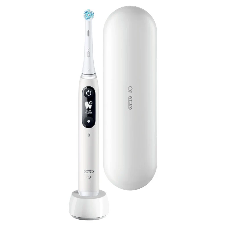 Oral-B iO - 6 - Spazzolino Elettrico Ricaricabile Bianco Con Display In Bianco E Nero, 1 Testina, 1 Custodia Da Viaggio